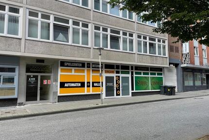 Schönes Ladengeschäft mit großer Fensterfront in der Kieler Altstadt