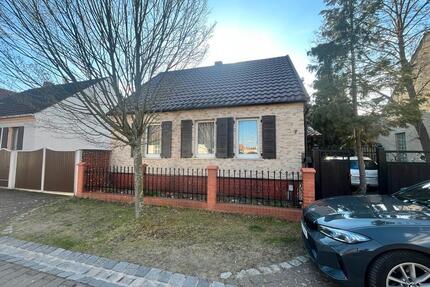 Einfamilienhaus mit Anbau, Scheune und Gewächshaus sowie Garten - Genthin