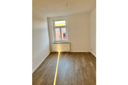 Schöne 2-Raum Whg.in Grimma, neues Laminat, Bad mit Fenster und Balkon!