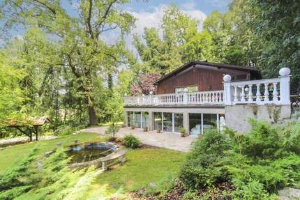 Wohnen im Grünen: Einfamilienhaus mit Pool und großzügigem Garten in Alleinlage! - Landshut Auloh