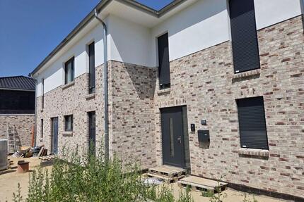 Zu vermieten- Hochwertige Doppelhaushälfte mit 220 m² Wohn-und Nutzfläche und PKW-Stellplatz - Bergen