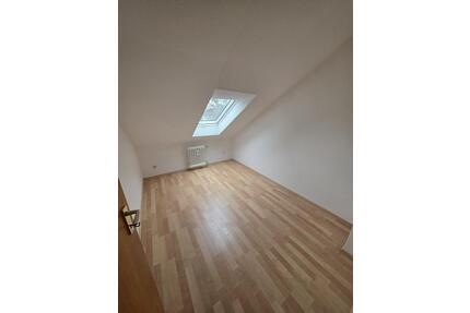 Griesheim, kleine, sonnige 3-Zimmer-Dachgeschoss-Wohnung