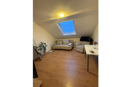 Dachgeschosswohnung in Heusenstamm – möbliert, S-Bahn fußläufig