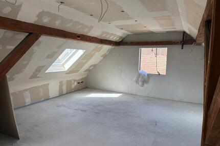 Helle Dachgeschosswohnung im Ausbauzustand mit viel Potenzial - Simmelsdorf