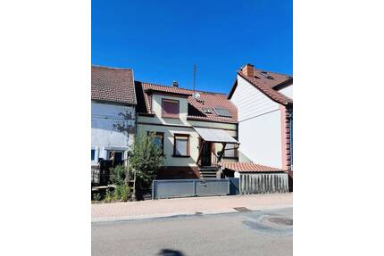Hütschenhausen - Kleines EFH mit Innenhof, Garage und Werkstatt