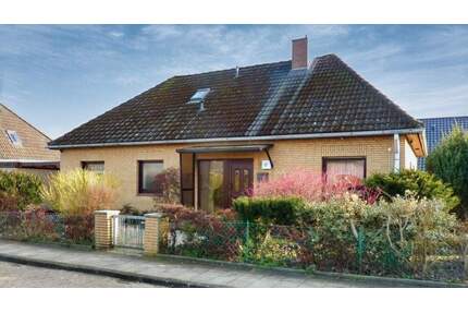 Altenwalde-Gudendorf: gepflegter Walmdachbungalow, ruhige Sackgasse, mit Garage, voll unterkellert - Cuxhaven