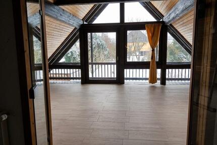 Lichtdurchflutete 4-Zimmer-Wohnung mit neuem Bad, Balkon, Garage - Höhn
