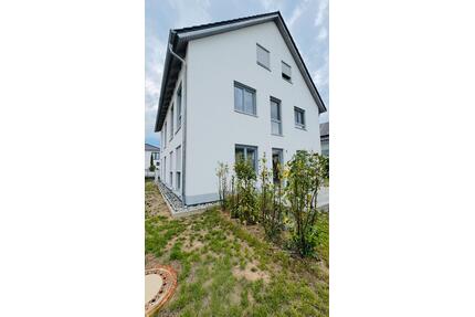 3-Zimmer-Erdgeschosswohnung - 1.170,00&nbsp;EUR Kaltmiete, ca.&nbsp; 100,00&nbsp;m&sup2; in Thalmassing (PLZ: 93107)