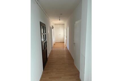 Wohnung zu vermieten. - 700,00&nbsp;EUR Kaltmiete, ca.&nbsp; 100,00&nbsp;m&sup2; in Hof (PLZ: 95028) Altstadt