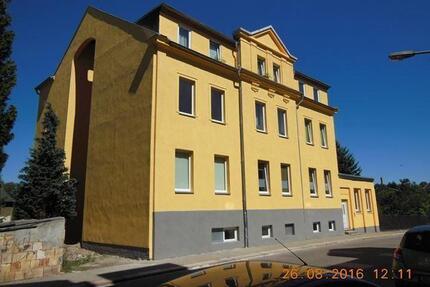 Gemütliche DG 3-Zimmer mit Wanne und Laminat in guter Lage! 3 Monate kaltmietfrei! - Limbach-Oberfrohna
