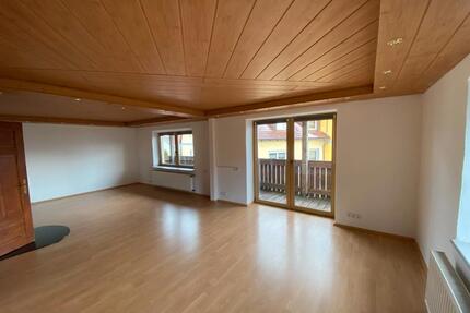 Moderne Wohnung in Wurz - 800,00&nbsp;EUR Kaltmiete, ca.&nbsp; 105,00&nbsp;m&sup2; in Weiden in der Oberpfalz (PLZ: 92637)