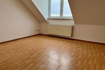 2-Raum-Wohnung im Dachgeschoss inkl. 10 % Kraxelrabatt - Oelsnitz (Vogtland)