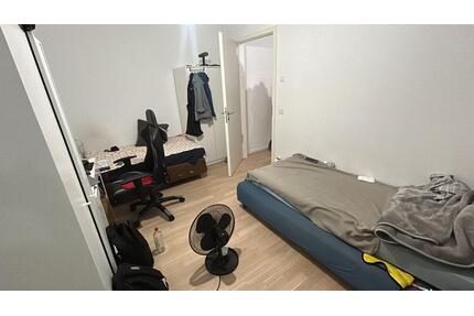 Space for 1 person in shared room in 2 room apartment - Berlin Mitte