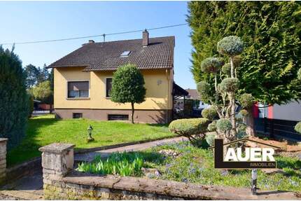 Freistehendes Einfamilienhaus in Wadgassen mit zwei Garagen und Garten.