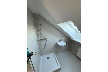 Kernsanierte 2 Zimmer DG Wohnung (Garage, Stellplatz, Keller) - Wathlingen