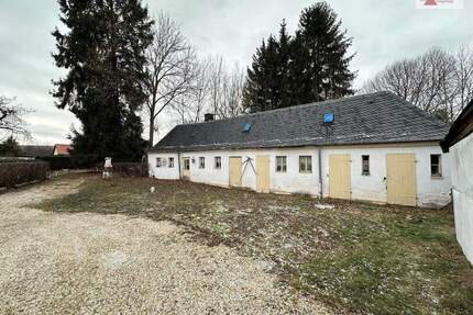 Sanierungsbedürftiges Haus in Wildenfels: 100 m², 1.416 m² Grundstück, Luftschutzkeller & Garagen