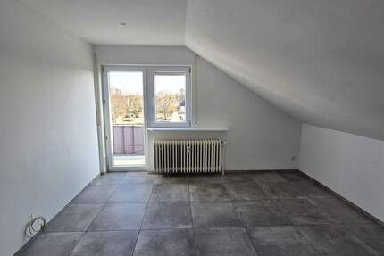 **VISTA Immobilien** Gemütliche Dachgeschoss-Wohnung mit modernem Wannenbad und Balkon - Dieburg