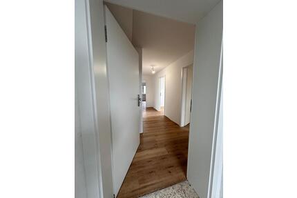 Erstbezug in Markgröningen-Unterriexingen: Moderne 3-Zi.-DG-Wohnung (80 m²) mit EBK + FBH