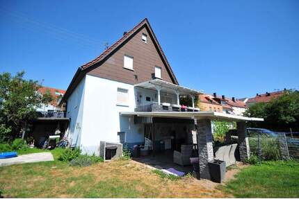 + Einfamilienhaus (DH) mit großem Garten - PKW-Stellplatz - überdachte Terrasse & Balkon + - Leutenbach