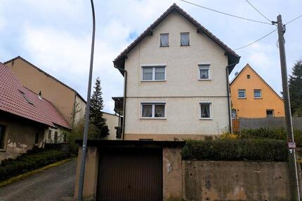Wohnhaus mit Nebengebäuden im Ortskern von Maroldsweisach