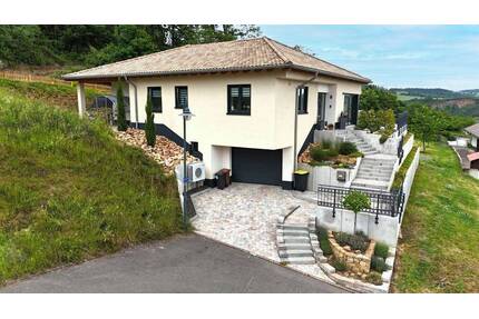 Rückzugsort mit Weitblick: neuwertiger Bungalow mit Ruhe, Terrasse, Hausgarage und Energieklasse A - Staudernheim