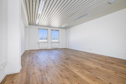 PROVISIONSFREI | Lichtdurchflutetes kernsaniertes Einzelbüro (49 m²) | 1 Stellplatz | Neusäß