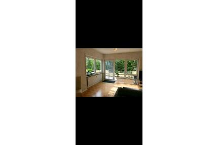 Helle 2-Z-Penthousew. mit großem Balkon, TG-Stpl. und Einbauküche - Gerbrunn