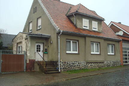 Kleines landwirtschaftliches Anwesen mit Wohnhaus, Stallungen, Scheune im Dorfbereich von Jübar (Sachsen Anhalt) zu verkaufen.