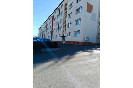 3 Zi. Wohnung 59m2 im Erdgeschoß mit Stellplatz in Lengenfeld.