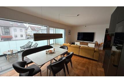 Neuwertige 4-Zi.-Wohnung mit Balkon, Aufzug, Garage + Stellplatz - Schorndorf