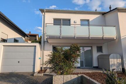 Moderne, helle Doppelhaushälfte mit 5,5 Zimmern, Balkon, Terrasse & Garten in HirschbergBergstraße - Hirschberg an der Bergstraße