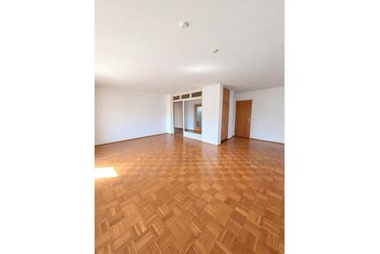 Helle 4,5-Zimmer-Wohnung mit großem Wohnbereich und Balkon - Schwaigern
