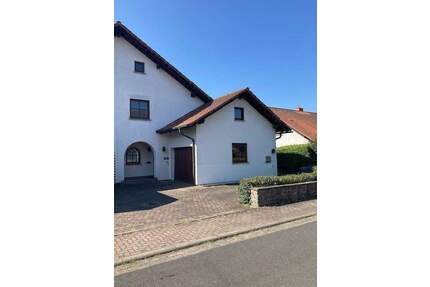 Großzügige Doppelhaushälfte in ruhiger Lage von Uettingen