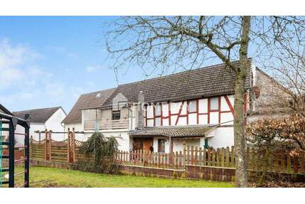 Einfamilienhaus mit Scheune und Nebengebäuden in ruhiger Lage - Hungen Obbornhofen