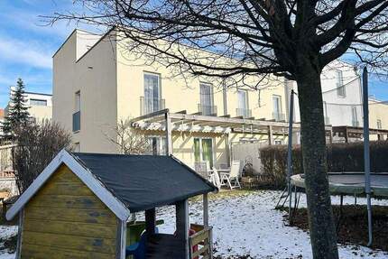 Familientraum in Ditzingen: Reiheneckhaus mit Garten, Dachterrasse, Garage, Carport und Einbauküche