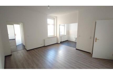 zentral gelegene 1,5 Zimmer Wohnung, frisch renoviert - Bernburg (Saale)