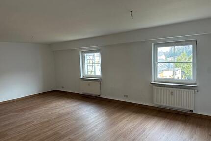 Renovierte 2-Zimmerwohnung mit großzügigem Wohnbereich in idyllischer Lage! - Gornsdorf