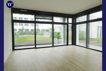 Terrassenwohnung mit großen Fensterfronten, 1,5 Wohnebenen, Einbauküche, Parkett, Gäste-WC - Frankfurt am Main Schwanheim