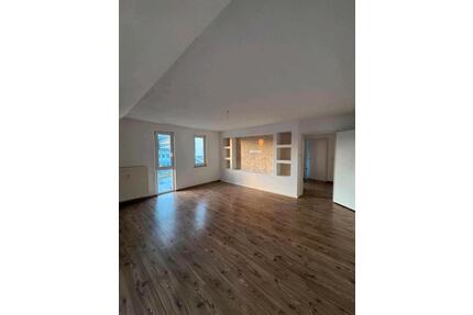 Schöne 4-Zimmer-Wohnung (90 m²) mit viel Platz & Tiefgarage - Schwandorf