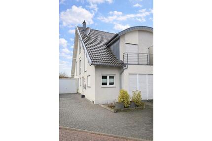 Doppelhaushälfte in ruhiger Lage, 166,5 qm, 5 Zimmer, Garage - Erkelenz