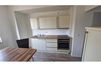 Moderne 2-Raumwohnung | neue Küche mit Insel | Bad mit Fenster | - Königsbrück