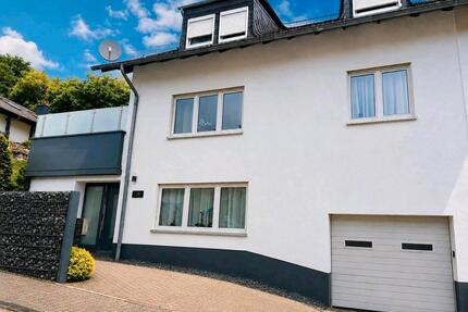 Charmante Doppelhaushälfte mit großer Terrasse, Balkon und Garage - Osann-Monzel