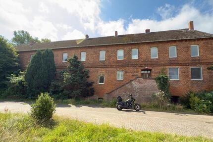 Großzügiges Gutshaus mit viel Potential und 8474 qm Grundstück - Seehausen (Altmark)