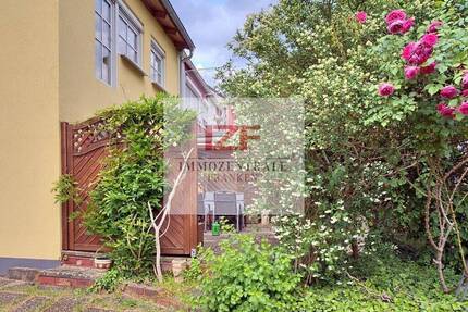 Familienfreundliches Reiheneckhaus im Ortskern von Eltersdorf: 4 Schlafzimmer, zwei Bäder, Terrasse - Erlangen
