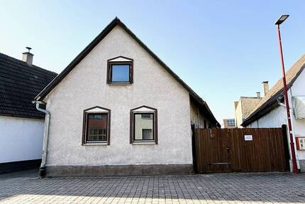 Sanierungsbedürftiges Einfamilienhaus in zentraler Lage mit idyllischem Gartengrundstück - bebaubar! - Graben-Neudorf