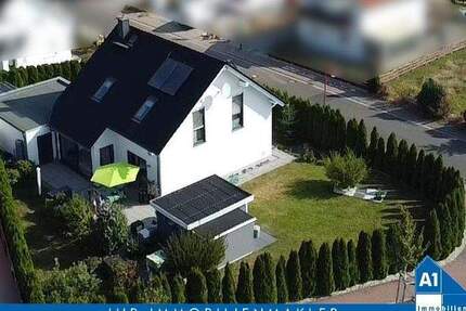 Einziehen und wohlfühlen leicht gemacht: Attraktives und sehr gepflegtes Einfamilienhaus mit Doppelgarage, EBK, Kamin und Solarthermie - Leipzig Burghausen-Rückmarsdorf