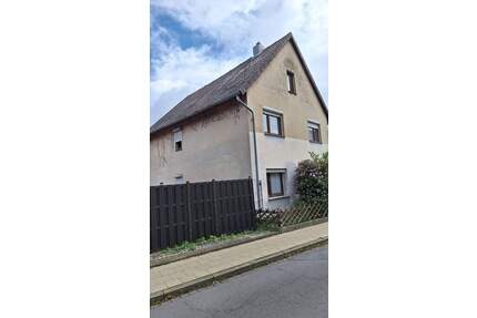 Reserviert! Unter Grundstückspreis! Stark sanierungsbedürftiges 1-FH in Braunschw.Broitzem m. schmalen, sehr schönem Grundstück inkl. Anbau u.Garagen - Braunschweig