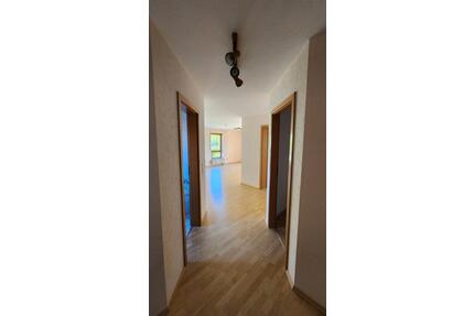 Helle 2,5-Zimmer-Wohnung mit Aufzug, Balkon und TG-Stellplatz - Schwäbisch Hall