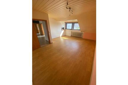 Freundliche Dachgeschosswohnung in Monzelfeld