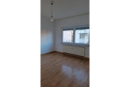 WG- Neugründung (4 Zimmer)Nur für STUDENTINEN oder AZUBIS.270 € - Stuttgart Zuffenhausen